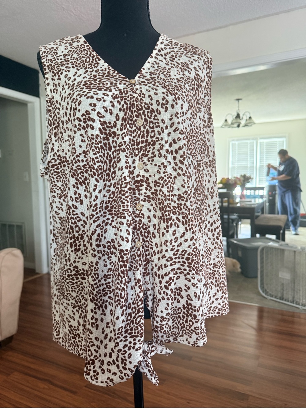 Sleeveless Leopard Print Button-Front Blouse - Brown/White